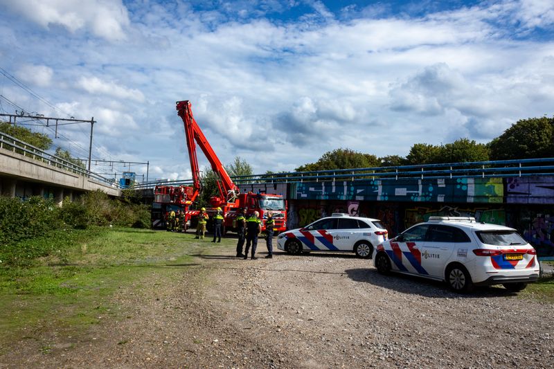 Rookontwikkeling over treinspoor door brandende scooter Rotterdam
